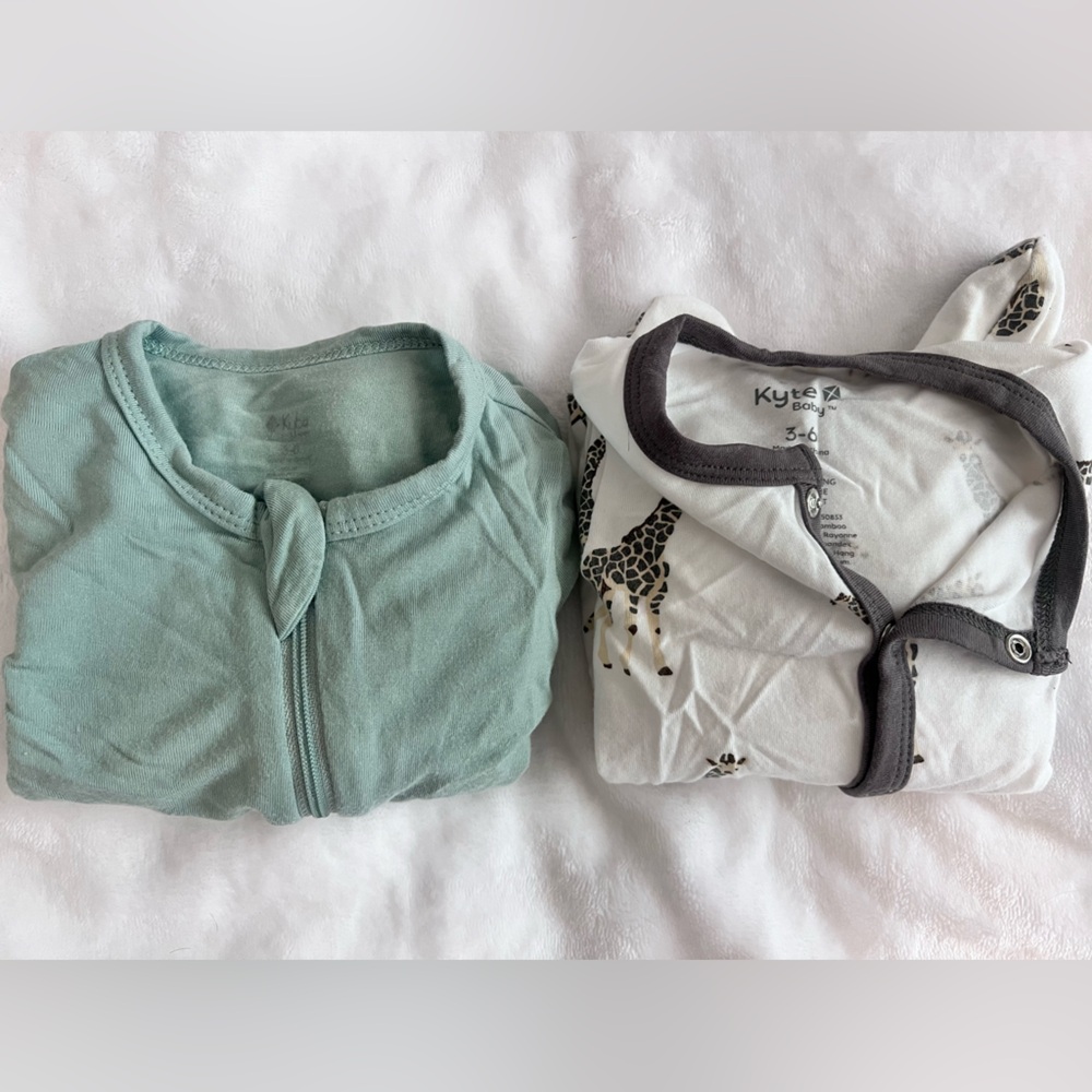 Kyte Baby Kids Shirts & Tops - Green, and Giraffe print. 3-6mo